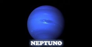 El planeta Neptuno es azul.